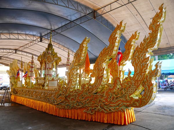 เรือพระหัวพญานาคสีทอง มีบุษบกประดิษฐานพระพุทธรูปอยู่กลางลำ