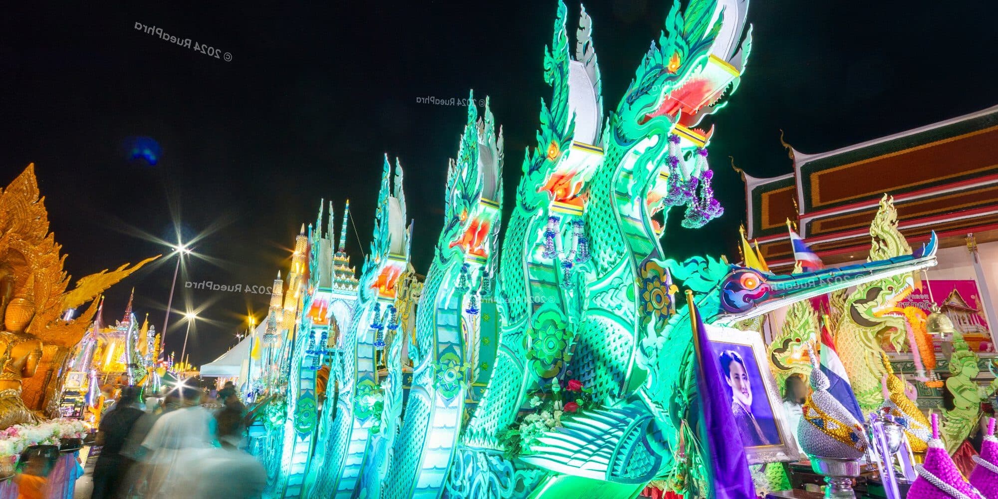 ชมบรรยากาศกลางคืน — เรือพระพญานาค งานชักพระ สุราษฎร์ธานี 2567