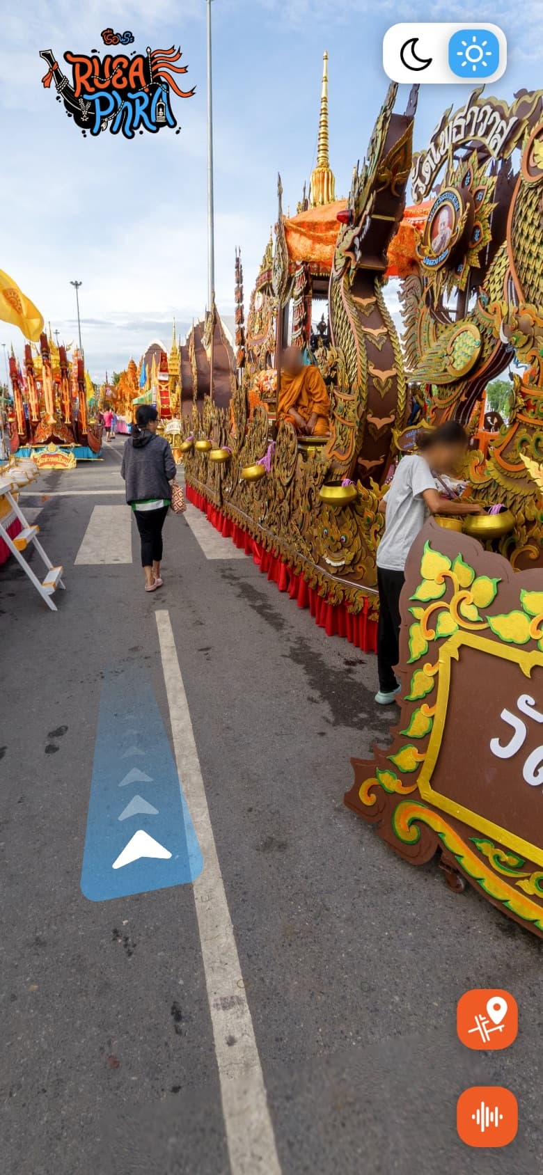 ลูกศรบนแถบสีฟ้าที่พื้นถนน สำหรับแตะเดินไปจุดถัดไป