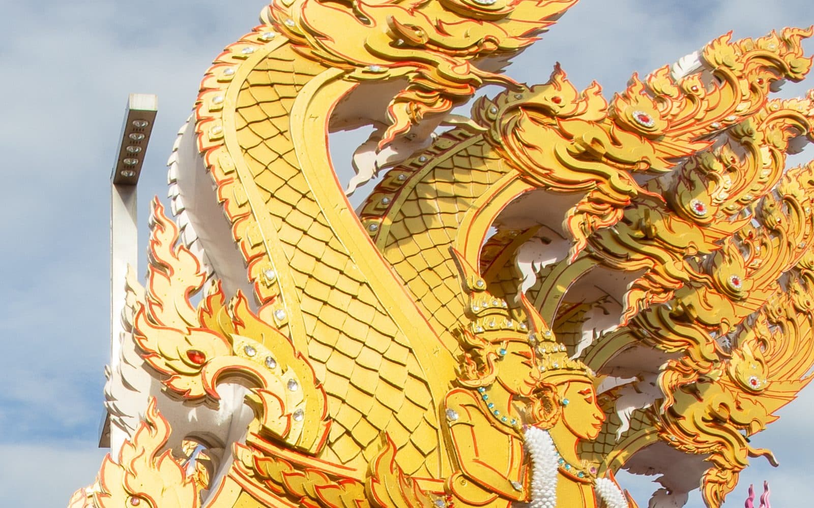 หัวพญานาคทองบนเรือพระ งานชักพระ สุราษฎร์ธานี 2567 ซูม 100% จากภาพ 360 ความละเอียด 13,000 พิกเซล